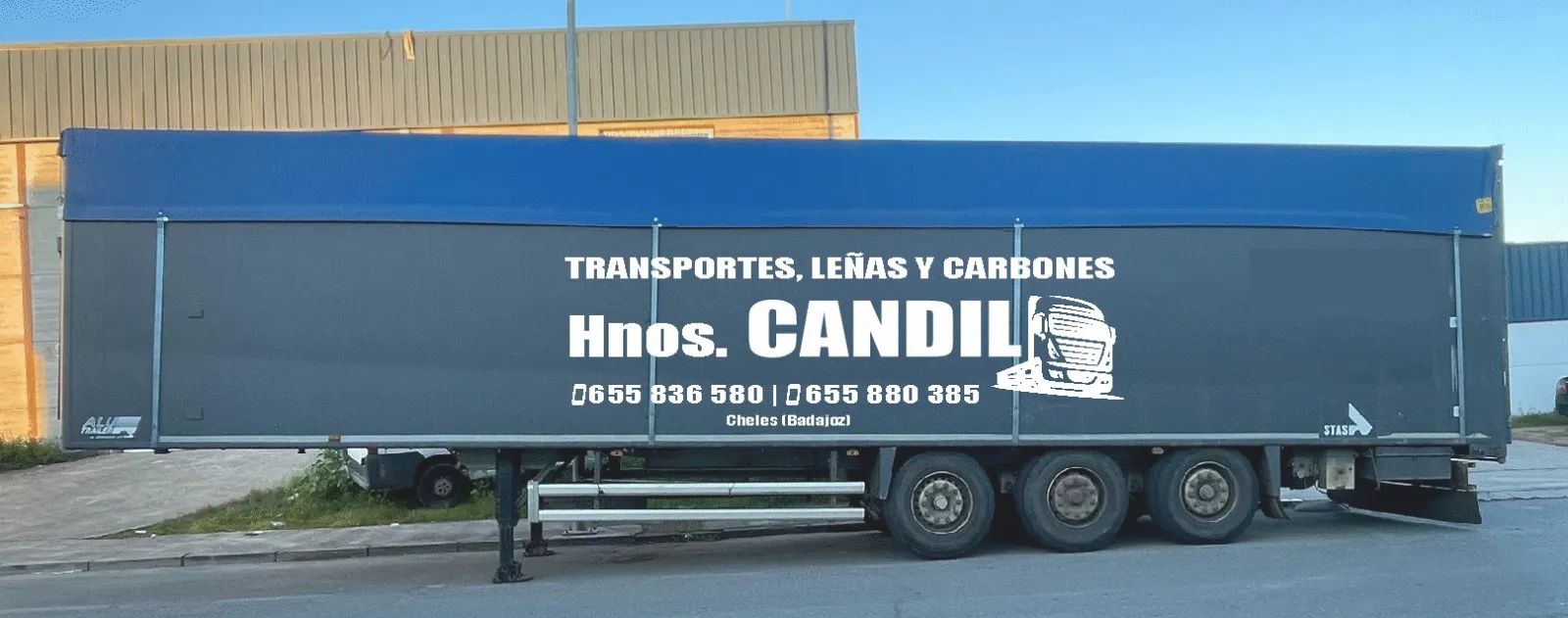 Semirremolque rotulado de Hermanos Candil, Transportes, leñas y carbones, en Cheles